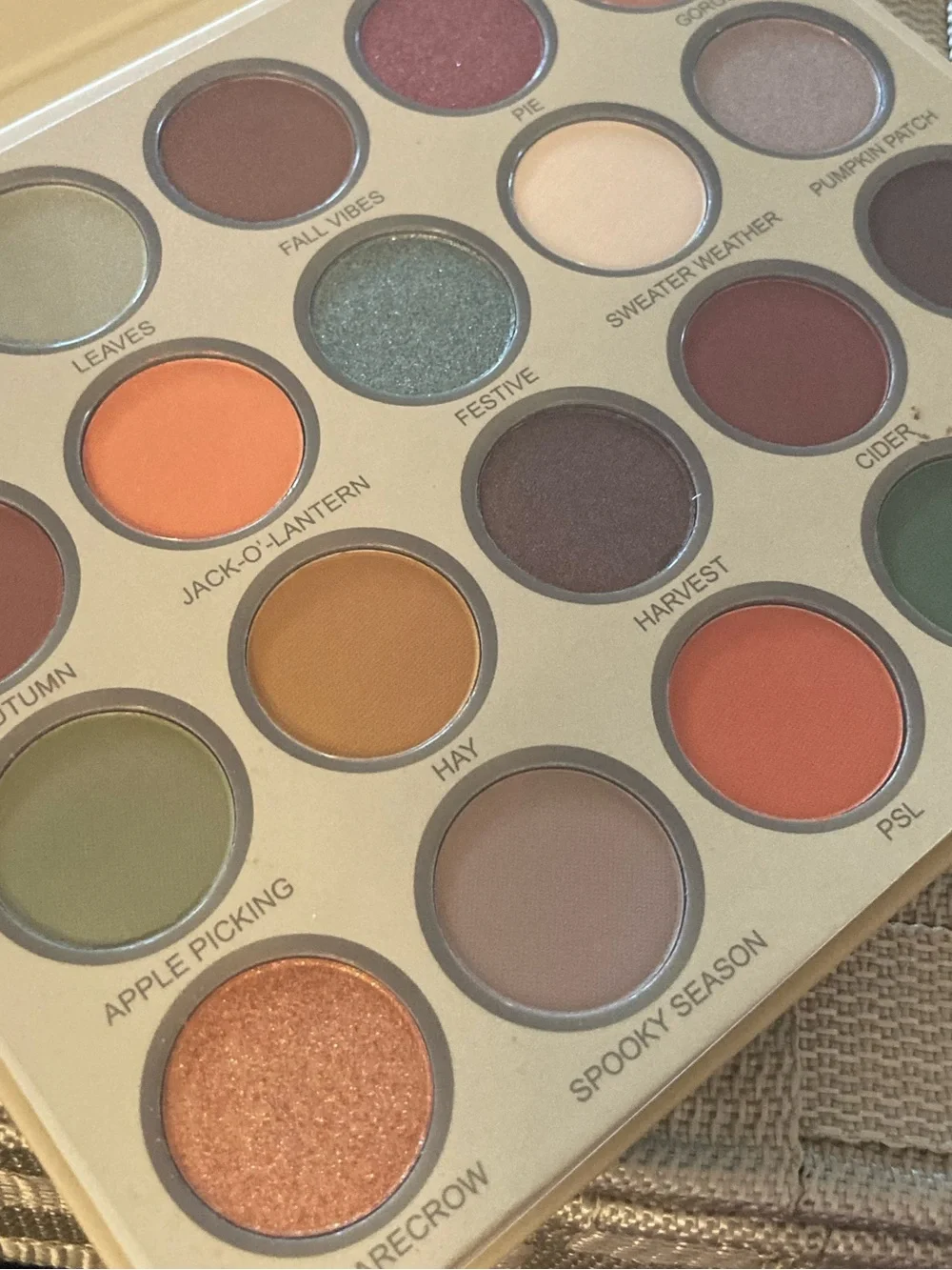 LURELLA 'Pick of the Patch' Eyeshadow Palette - 20 shades - NEVER USED/SWATCHED